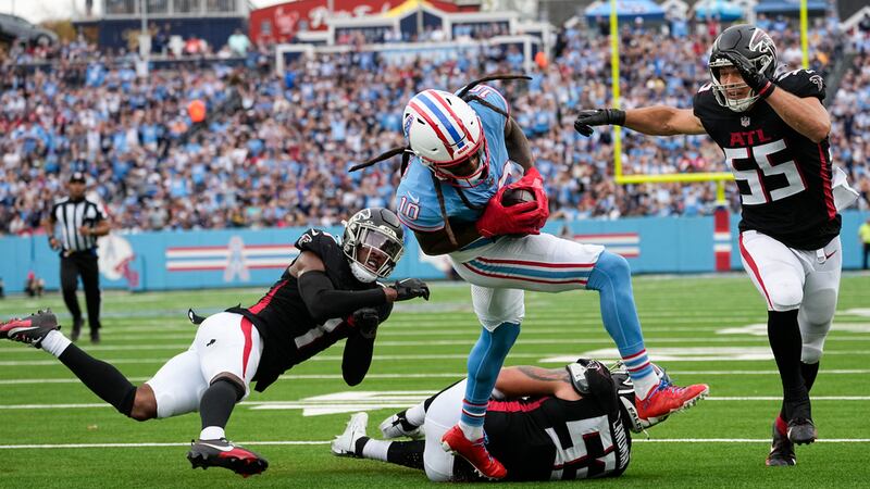 APTOPIX Tennessee Titans wide receiver DeAndre Hopkins (10) gets past Atlanta Falcons' Jeff...