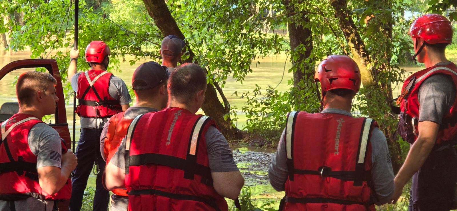 Emergency responders pause efforts to remove vehicle from Middle Fork Drakes Creek - Vimarsana News
